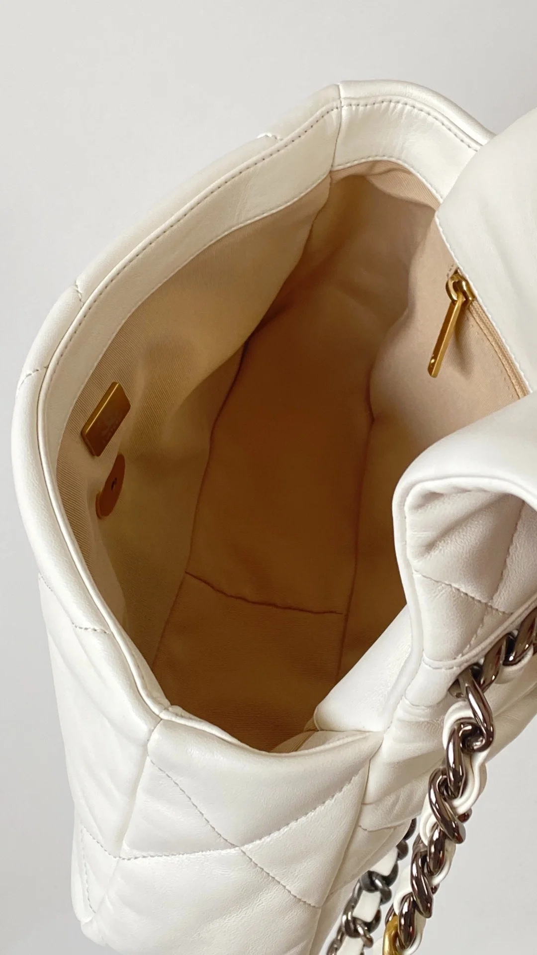 샤넬 19백 미디움 램스킨 화이트 골드