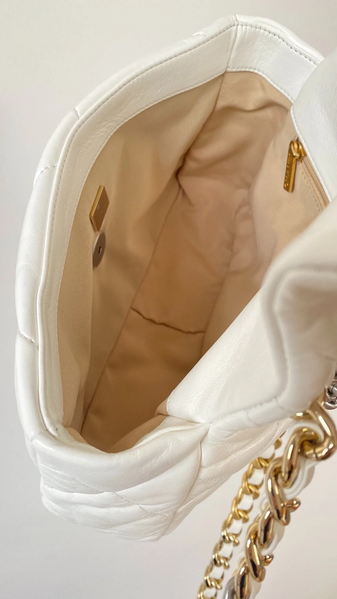 샤넬 19백 미디움 램스킨 화이트 골드