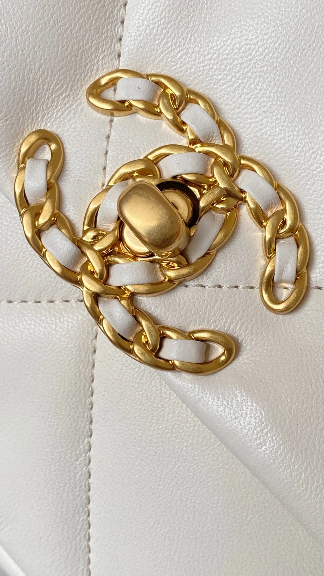 샤넬 19백 미디움 램스킨 화이트 골드