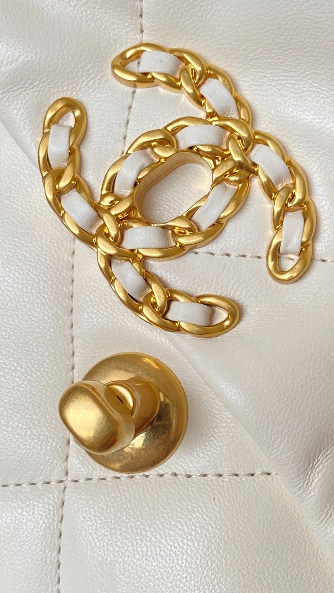 샤넬 19백 미디움 램스킨 화이트 골드