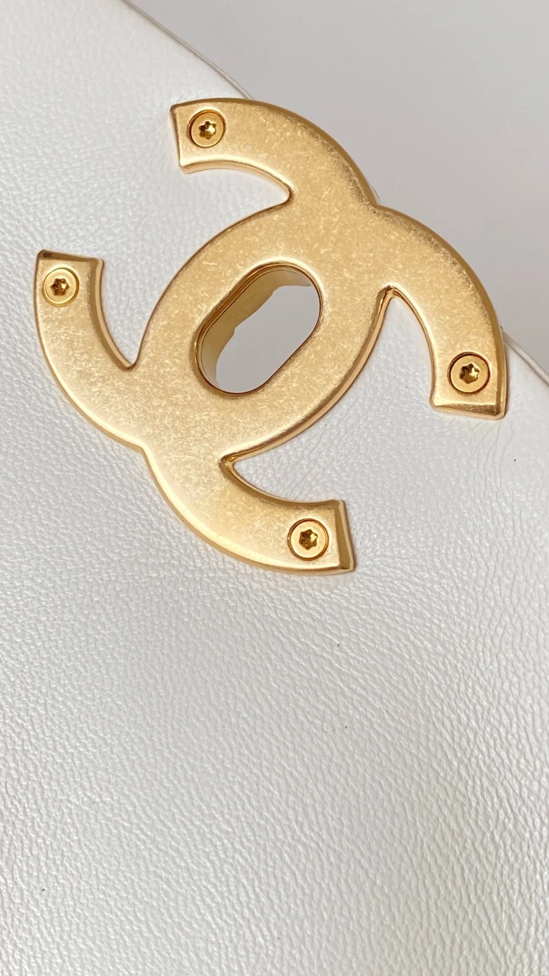 샤넬 19백 미디움 램스킨 화이트 골드