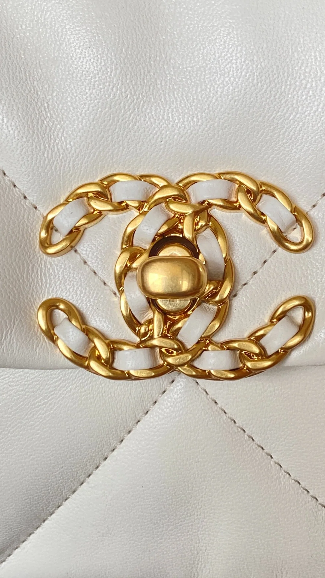 샤넬 19백 미디움 램스킨 화이트 골드