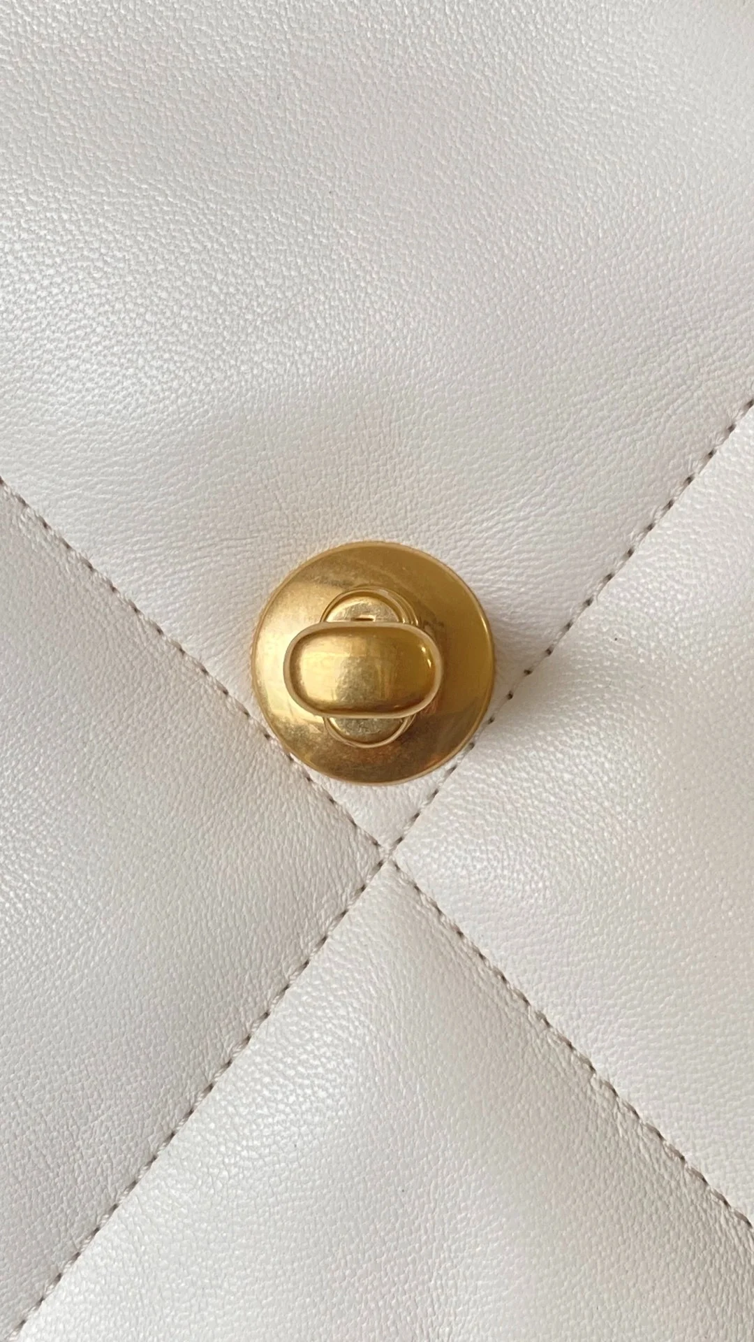 샤넬 19백 미디움 램스킨 화이트 골드