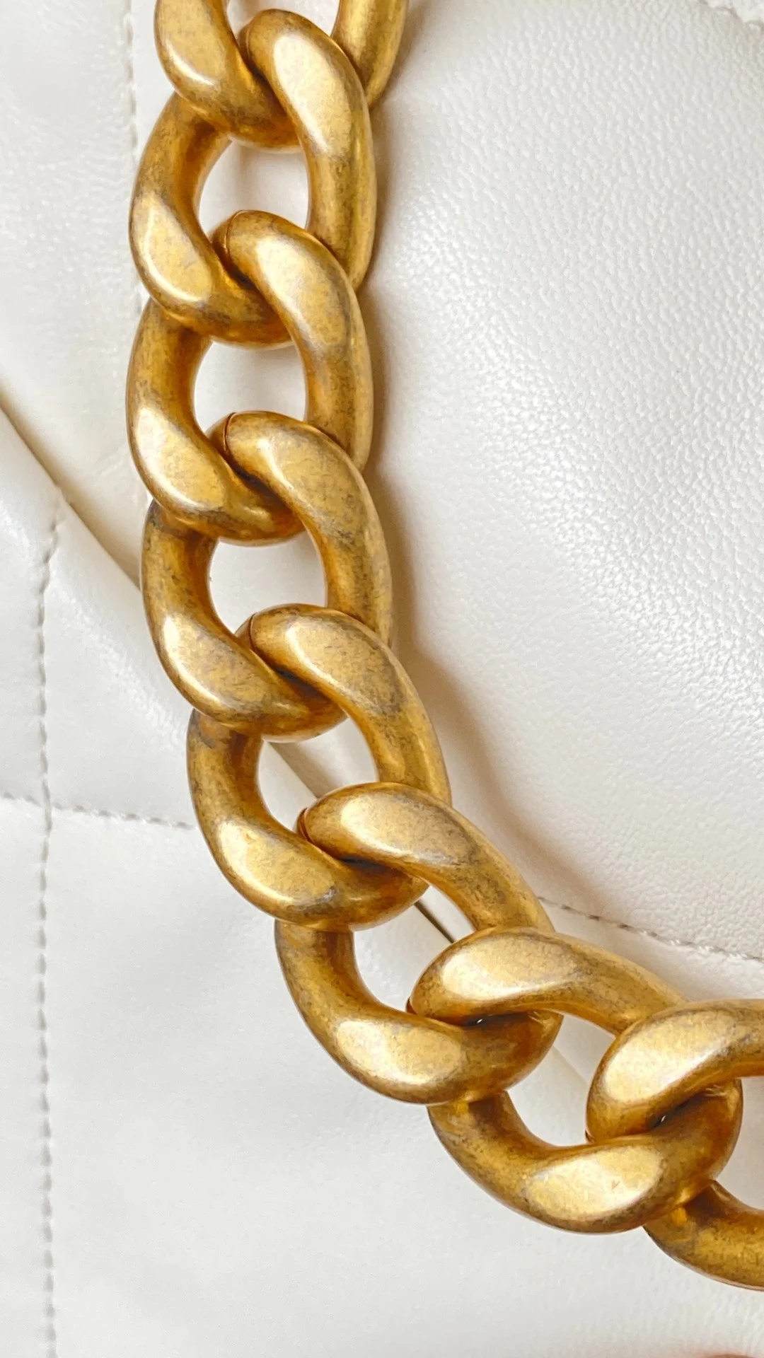 샤넬 19백 미디움 램스킨 화이트 골드