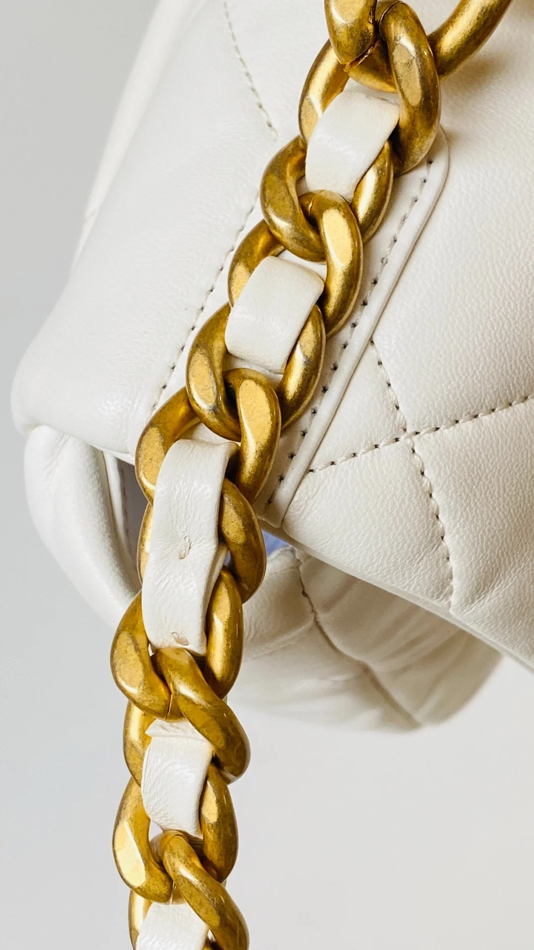 샤넬 19백 미디움 램스킨 화이트 골드