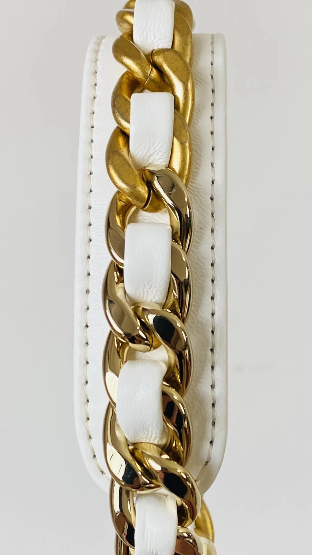 샤넬 19백 미디움 램스킨 화이트 골드