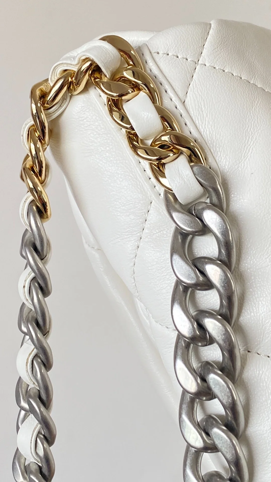 샤넬 19백 미디움 램스킨 화이트 골드