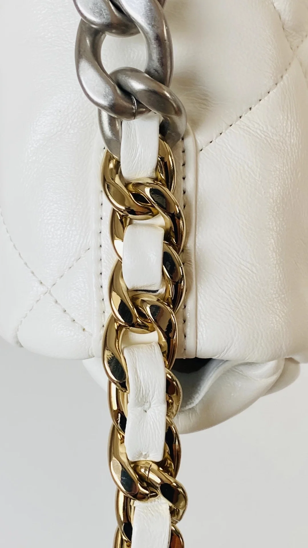 샤넬 19백 미디움 램스킨 화이트 골드