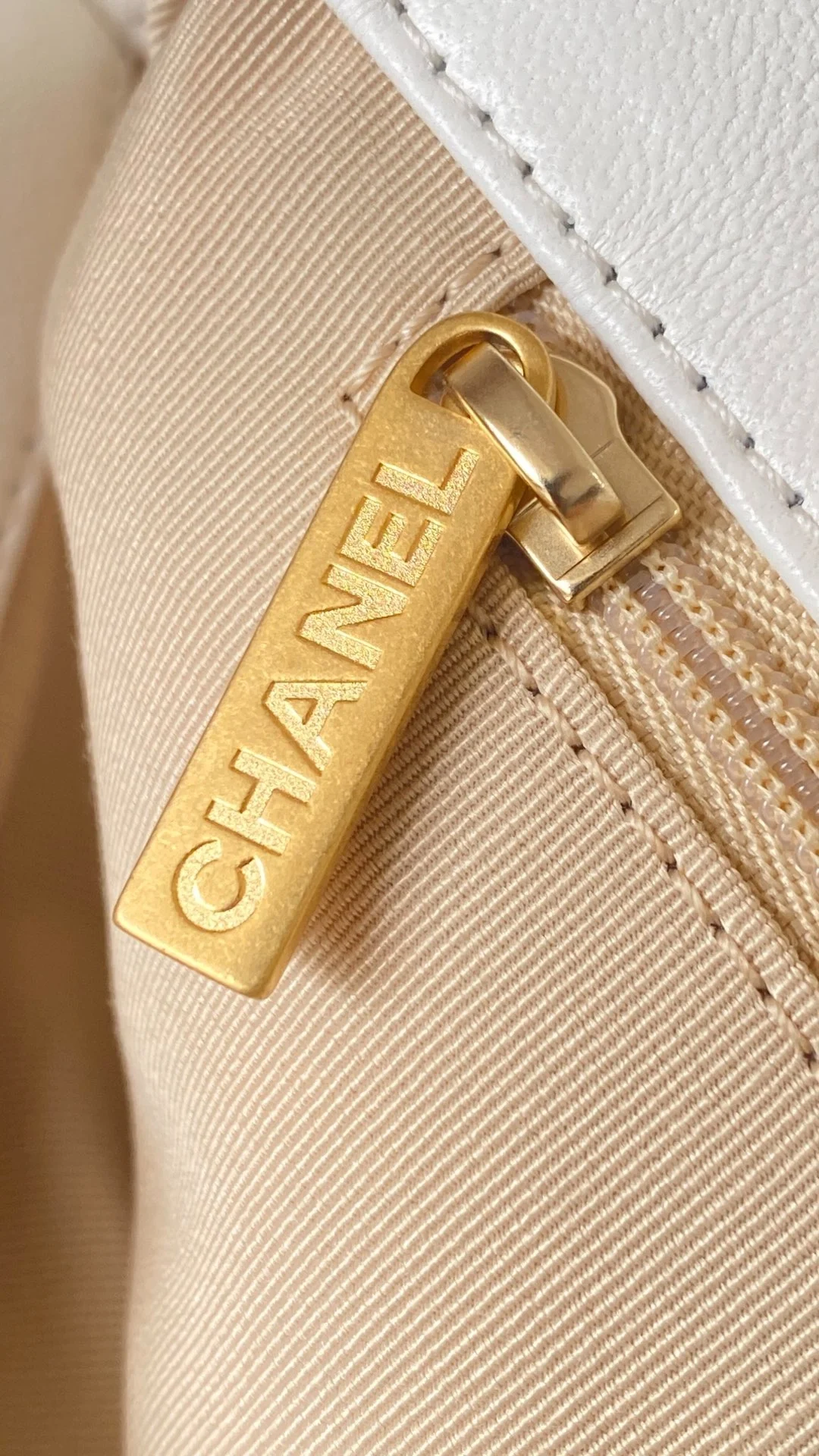 샤넬 19백 미디움 램스킨 화이트 골드