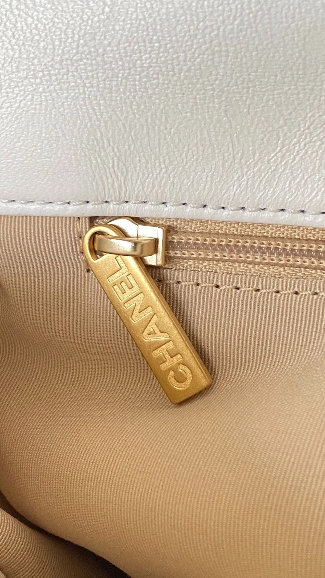 샤넬 19백 미디움 램스킨 화이트 골드