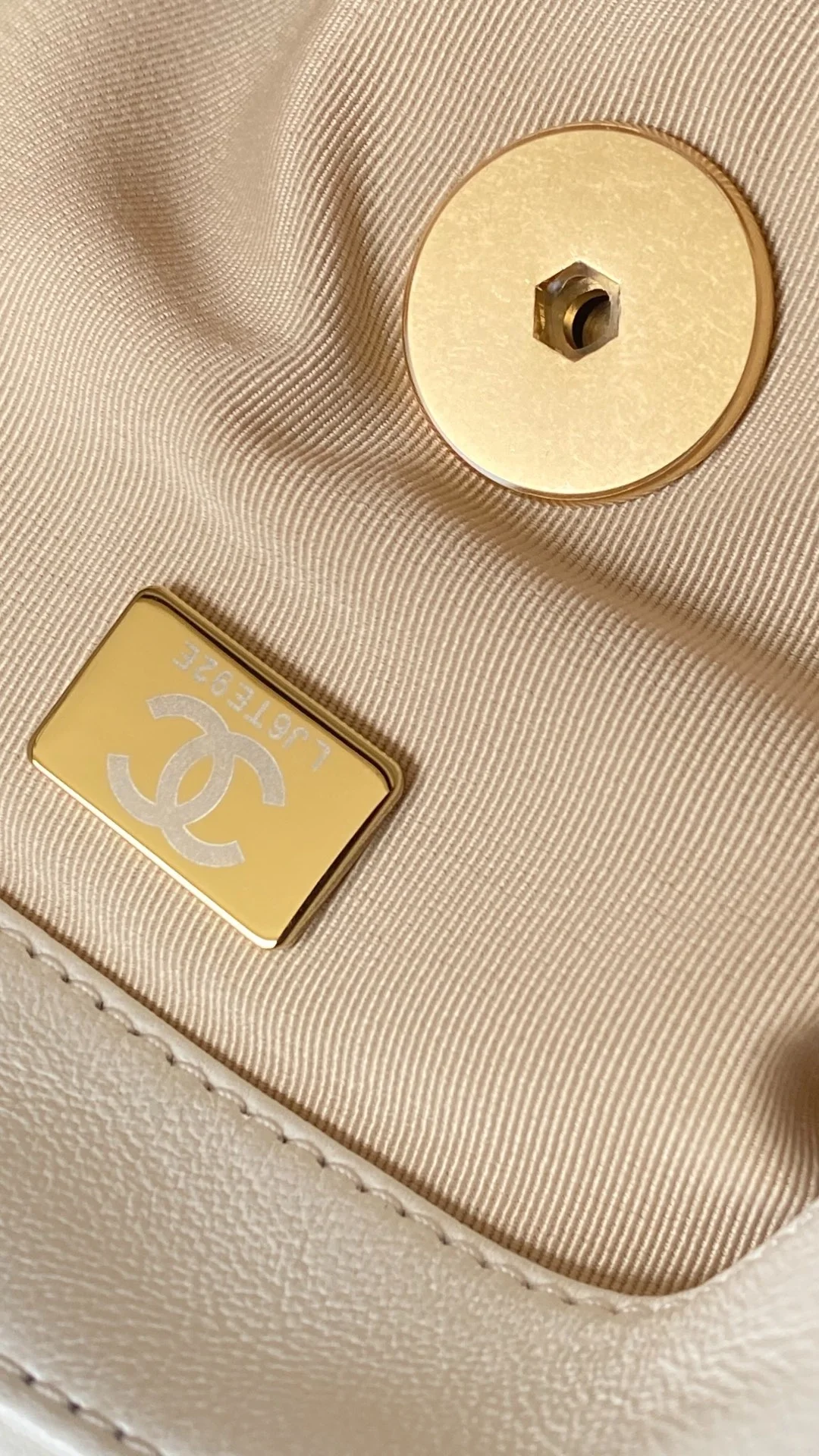 샤넬 19백 미디움 램스킨 화이트 골드