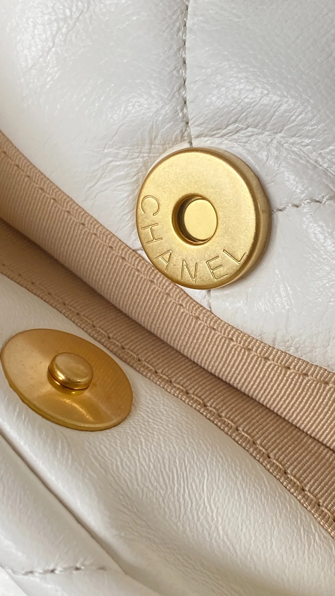 샤넬 19백 미디움 램스킨 화이트 골드