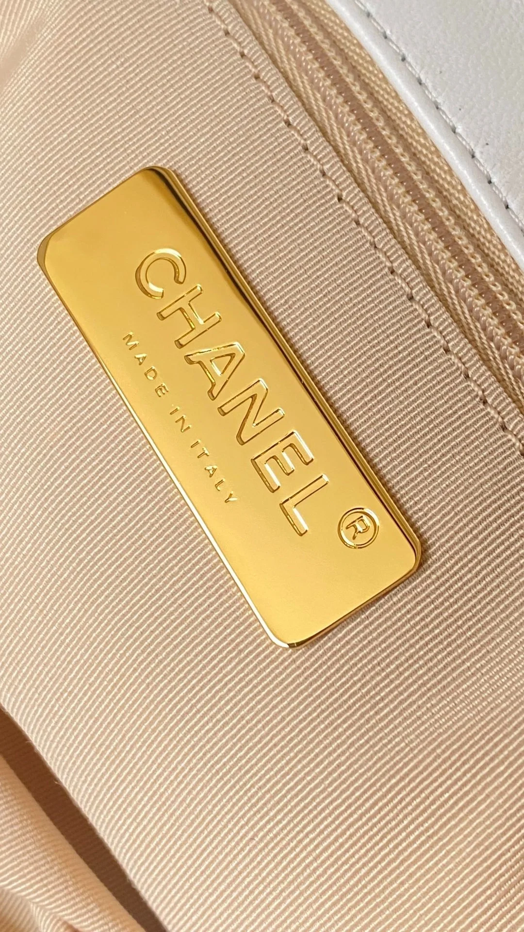 샤넬 19백 미디움 램스킨 화이트 골드