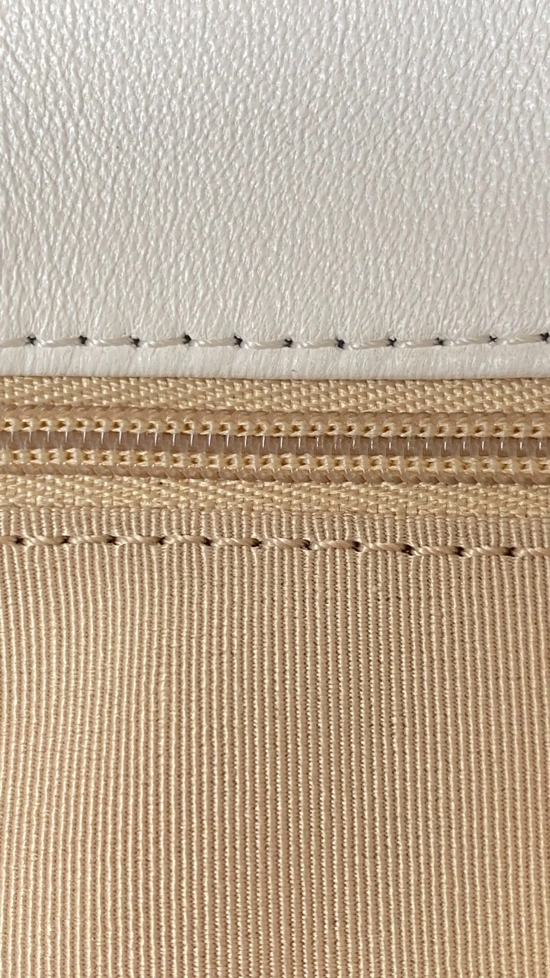 샤넬 19백 미디움 램스킨 화이트 골드