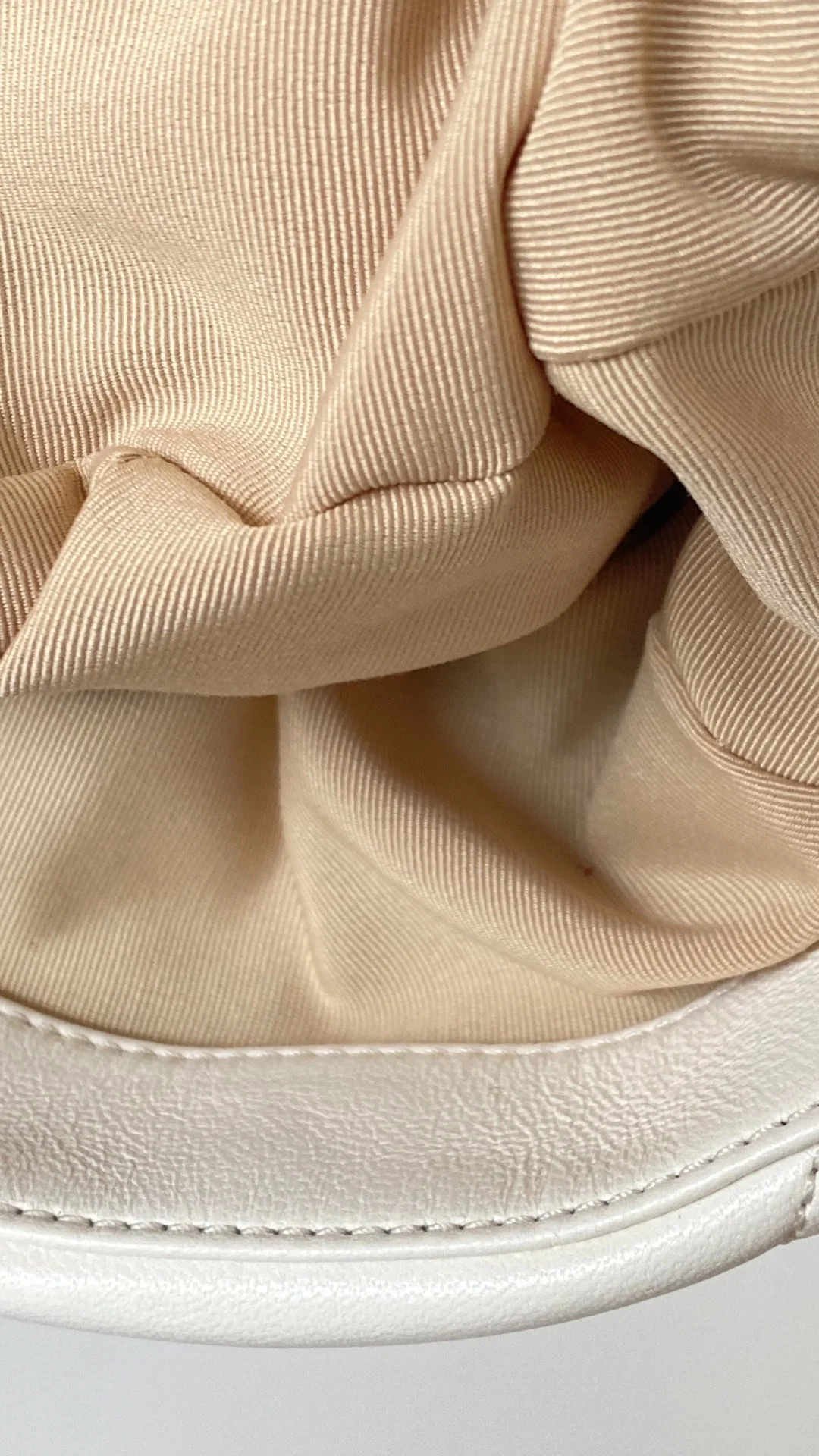 샤넬 19백 미디움 램스킨 화이트 골드