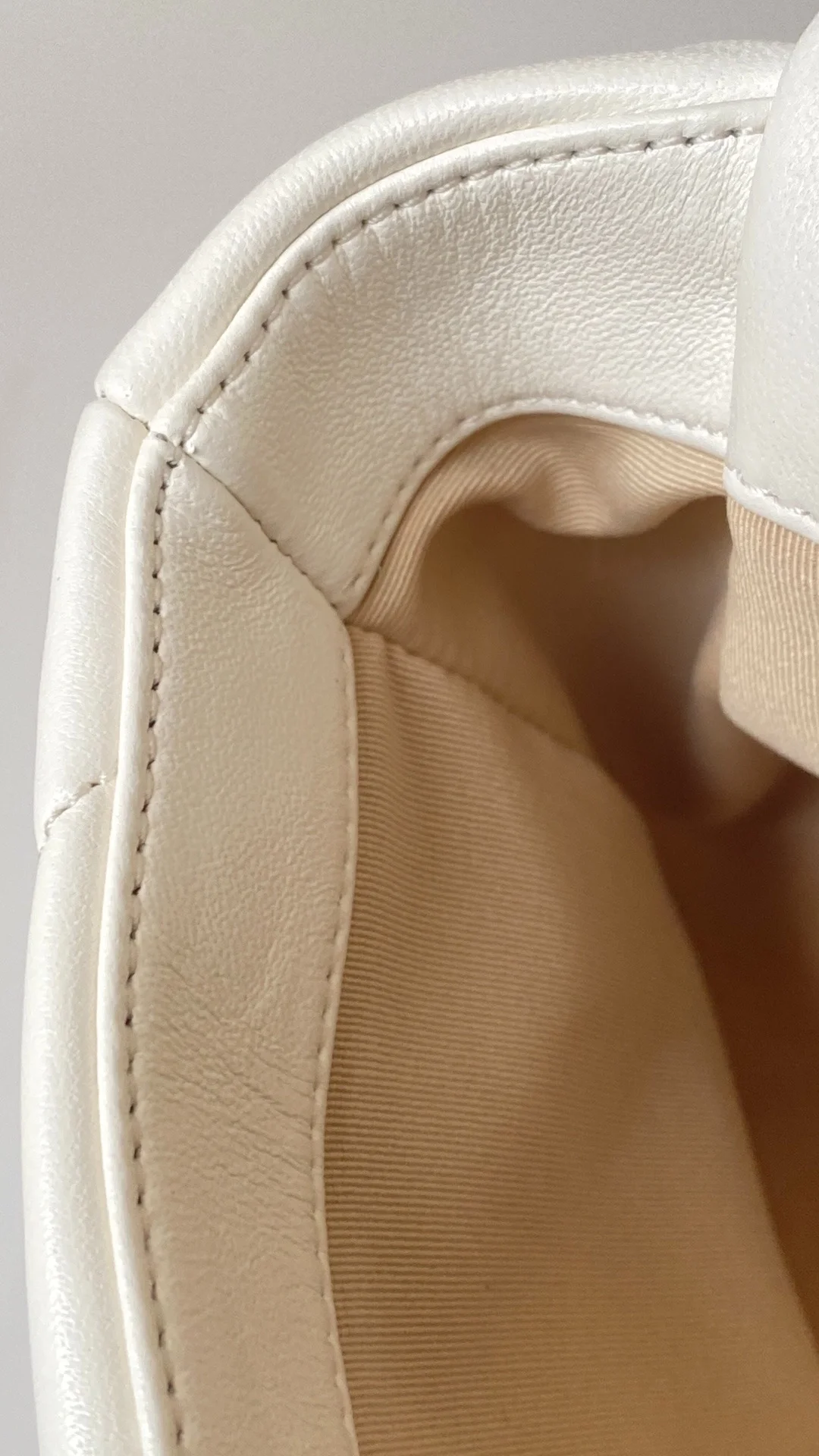 샤넬 19백 미디움 램스킨 화이트 골드