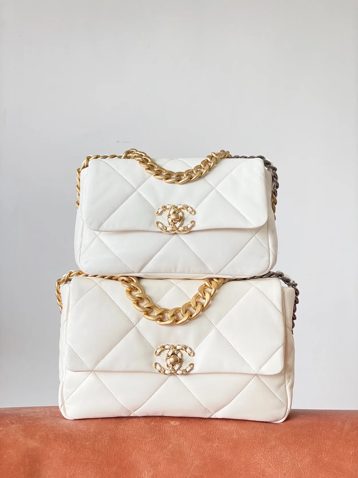 샤넬 19백 미디움 램스킨 화이트 골드