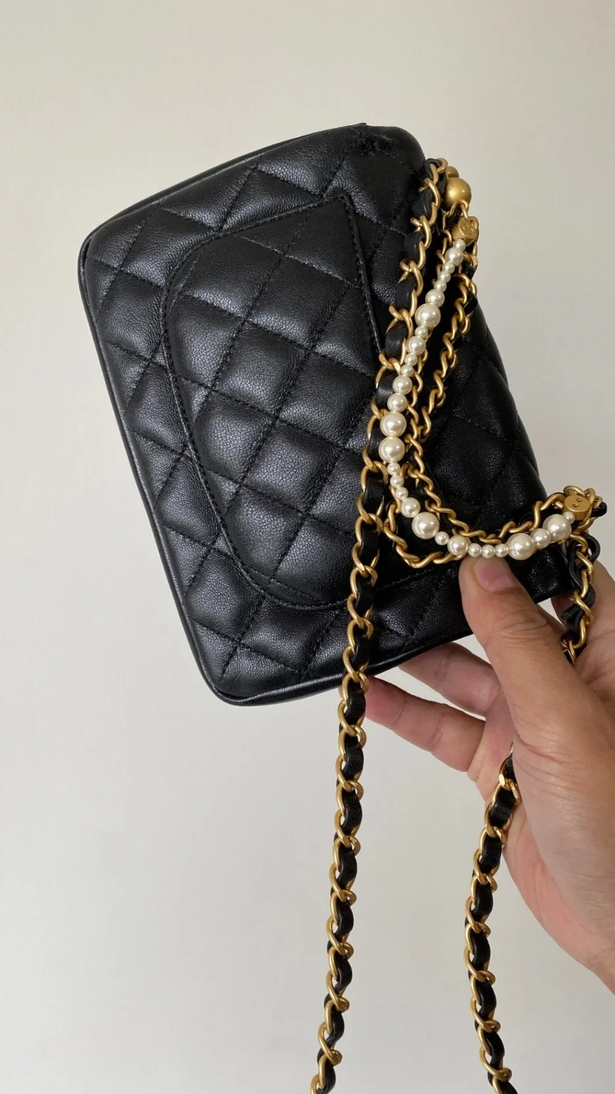 샤넬 24P 진주체인 쁘띠삭 미니 플랩백 AS4384