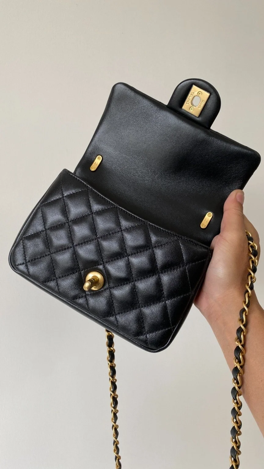 샤넬 24P 진주체인 쁘띠삭 미니 플랩백 AS4384