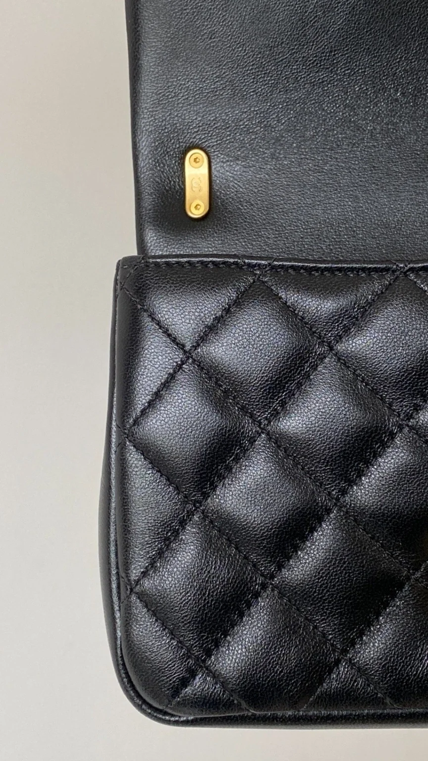 샤넬 24P 진주체인 쁘띠삭 미니 플랩백 AS4384