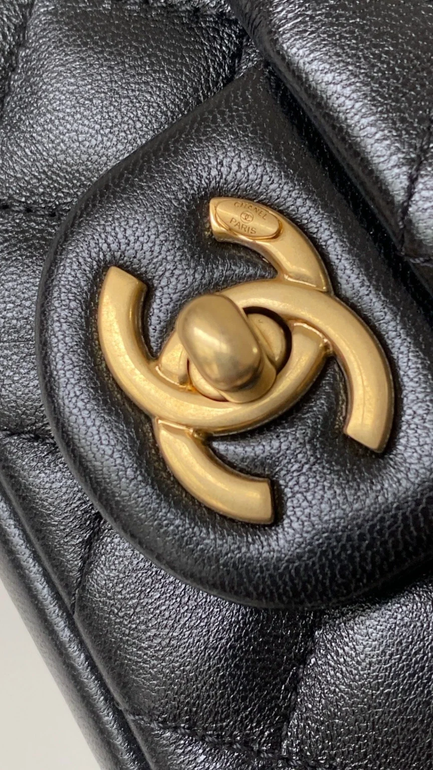 샤넬 24P 진주체인 쁘띠삭 미니 플랩백 AS4384