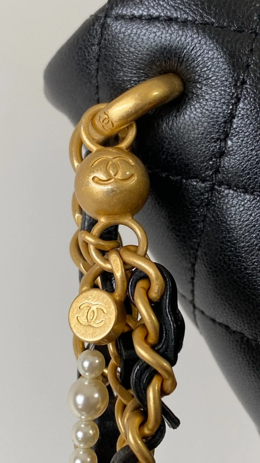 샤넬 24P 진주체인 쁘띠삭 미니 플랩백 AS4384