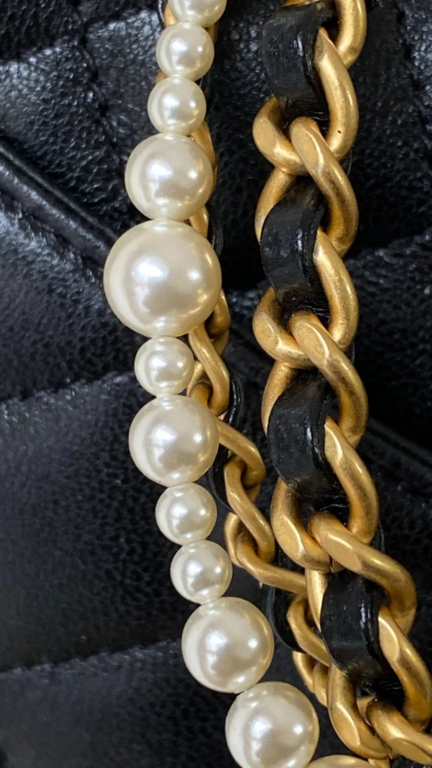 샤넬 24P 진주체인 쁘띠삭 미니 플랩백 AS4384