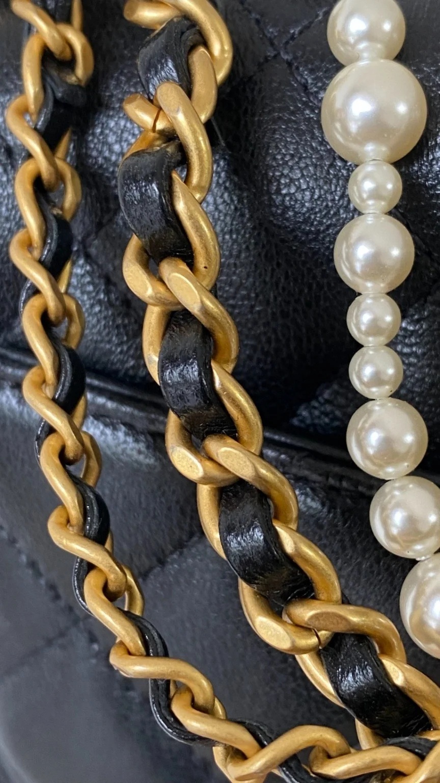 샤넬 24P 진주체인 쁘띠삭 미니 플랩백 AS4384