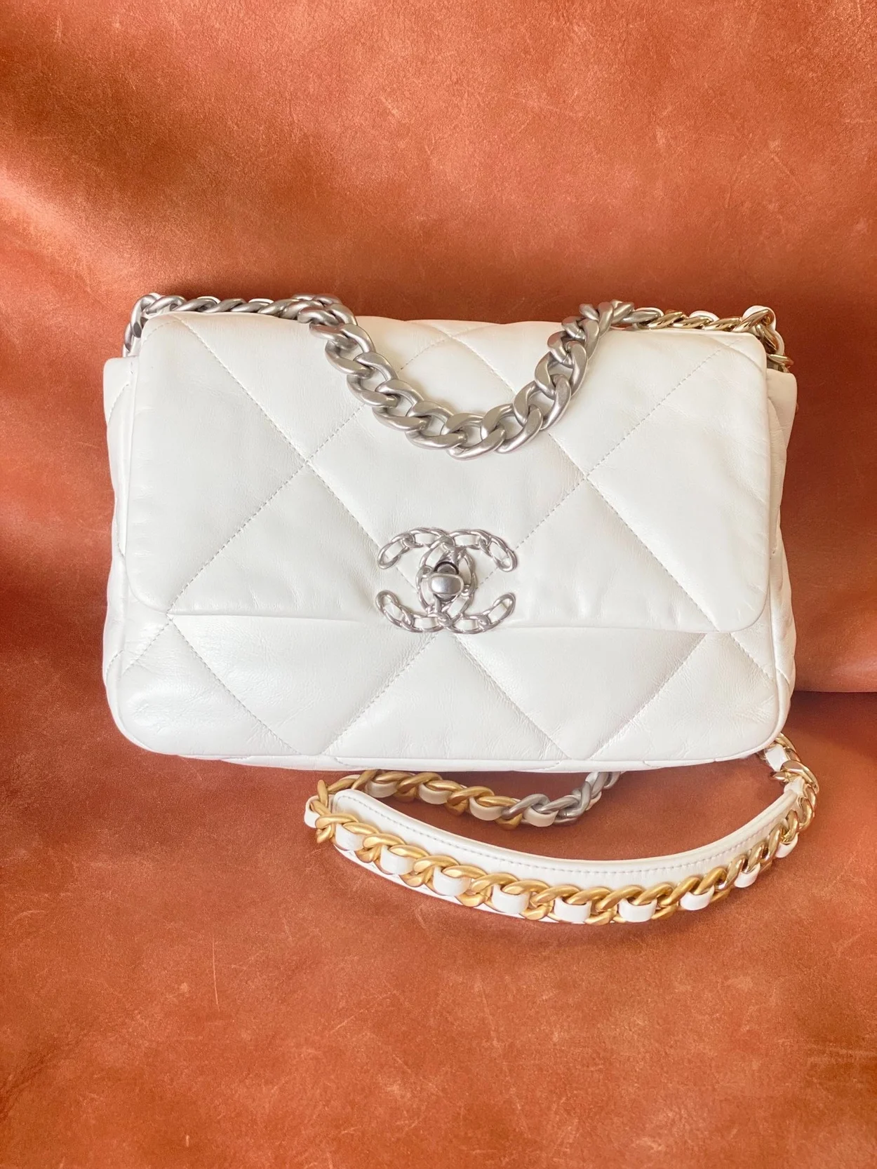 샤넬 19백 미디움 램스킨 화이트 실버