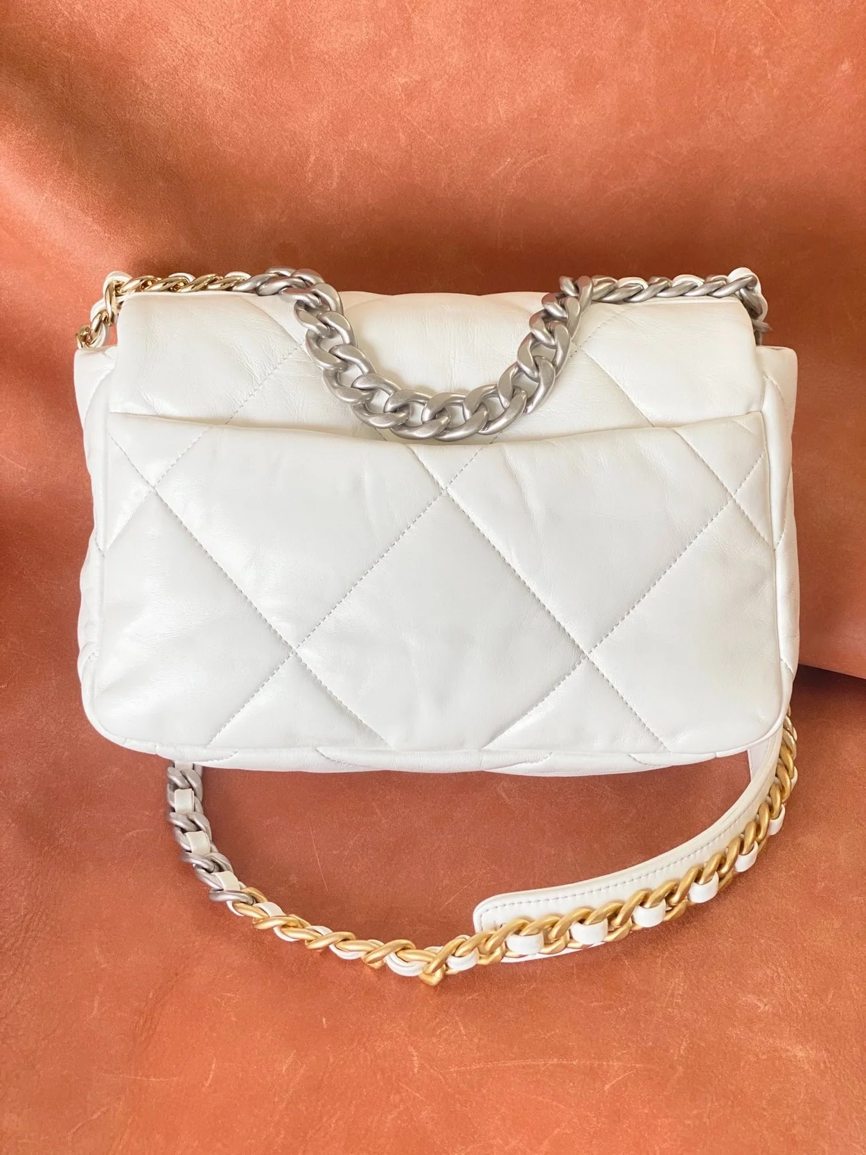 샤넬 19백 미디움 램스킨 화이트 실버