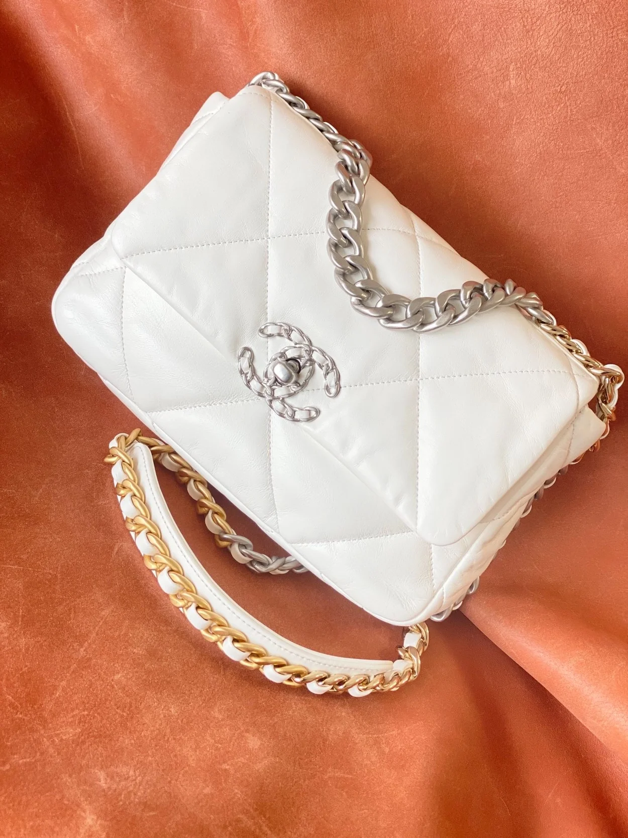 샤넬 19백 미디움 램스킨 화이트 실버