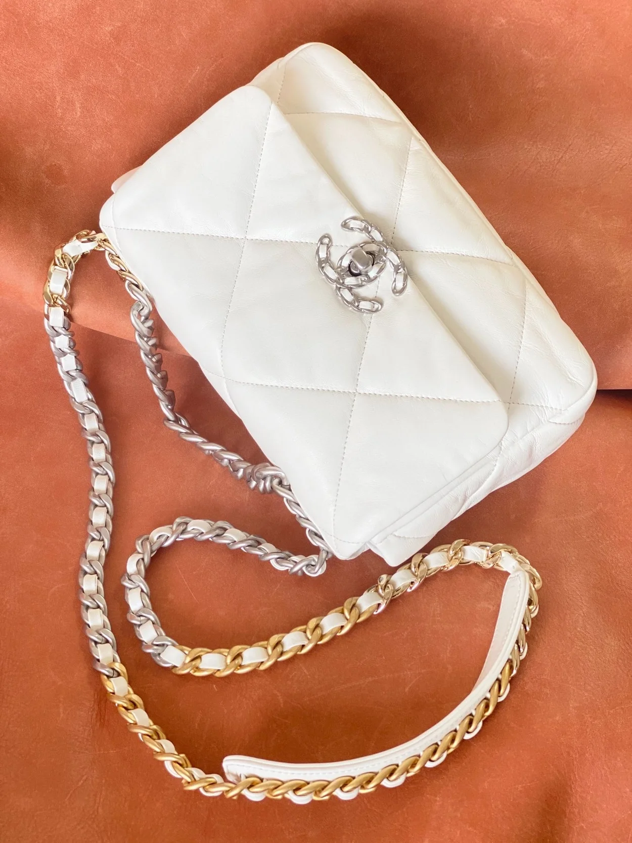 샤넬 19백 미디움 램스킨 화이트 실버