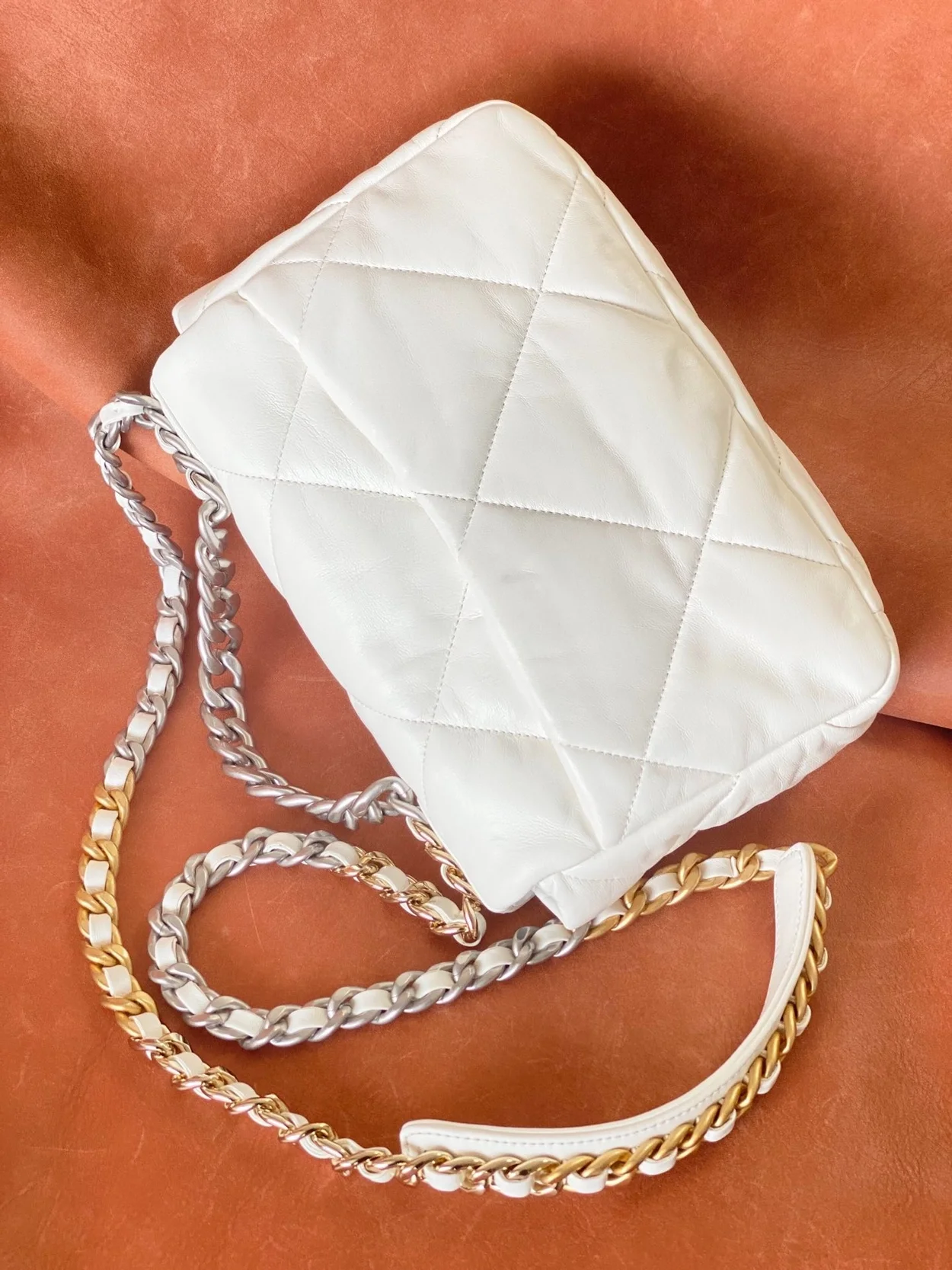 샤넬 19백 미디움 램스킨 화이트 실버