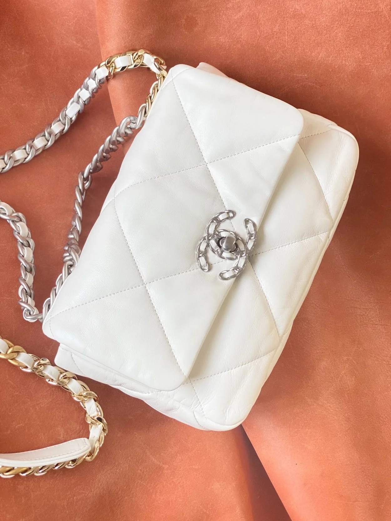 샤넬 19백 미디움 램스킨 화이트 실버