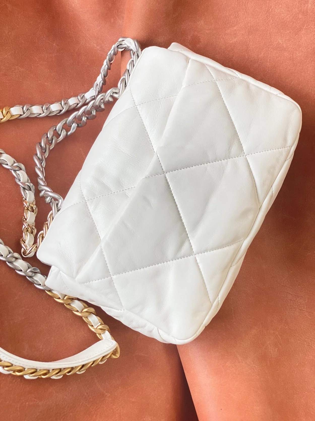 샤넬 19백 미디움 램스킨 화이트 실버