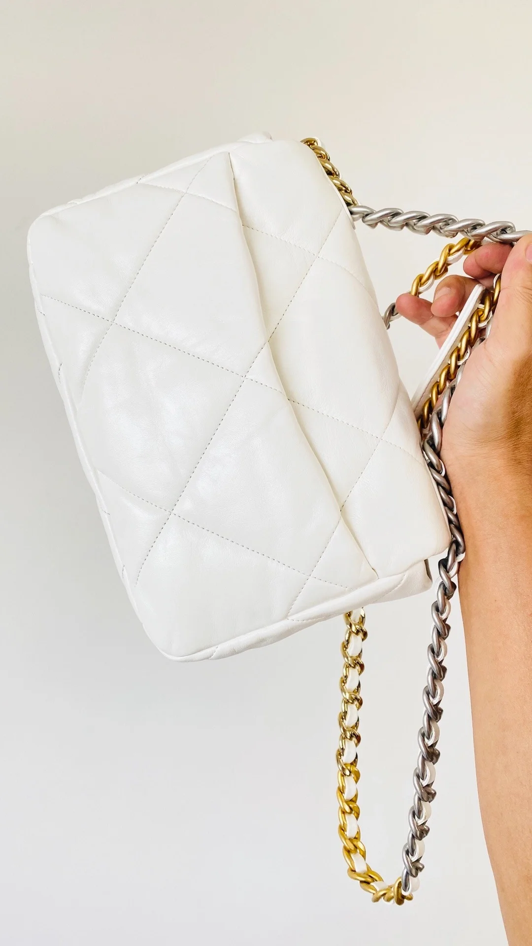 샤넬 19백 미디움 램스킨 화이트 실버