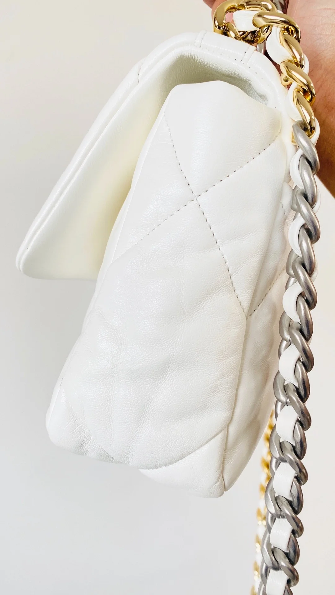 샤넬 19백 미디움 램스킨 화이트 실버