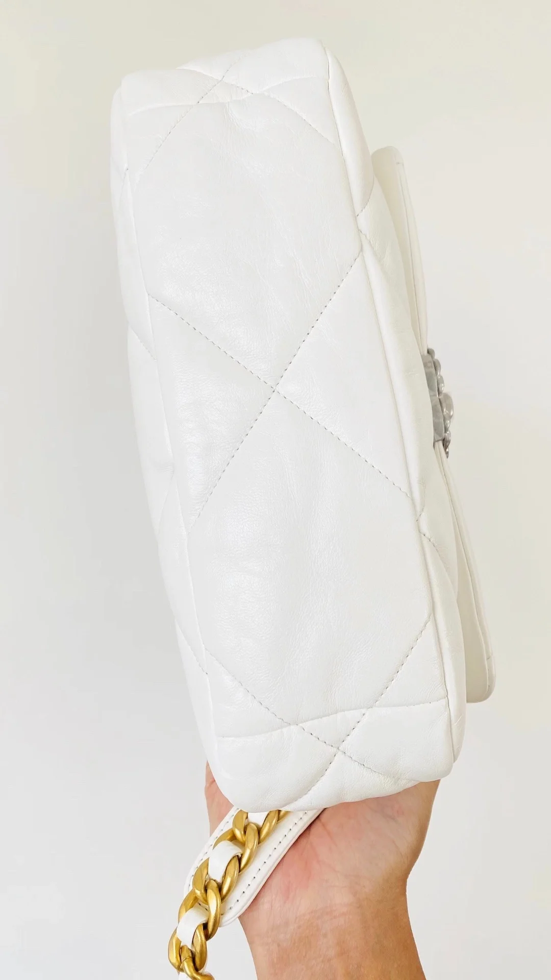 샤넬 19백 미디움 램스킨 화이트 실버