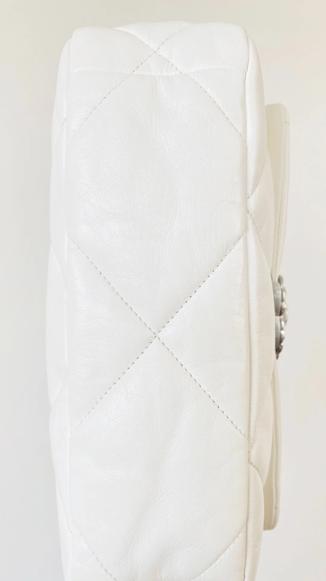 샤넬 19백 미디움 램스킨 화이트 실버