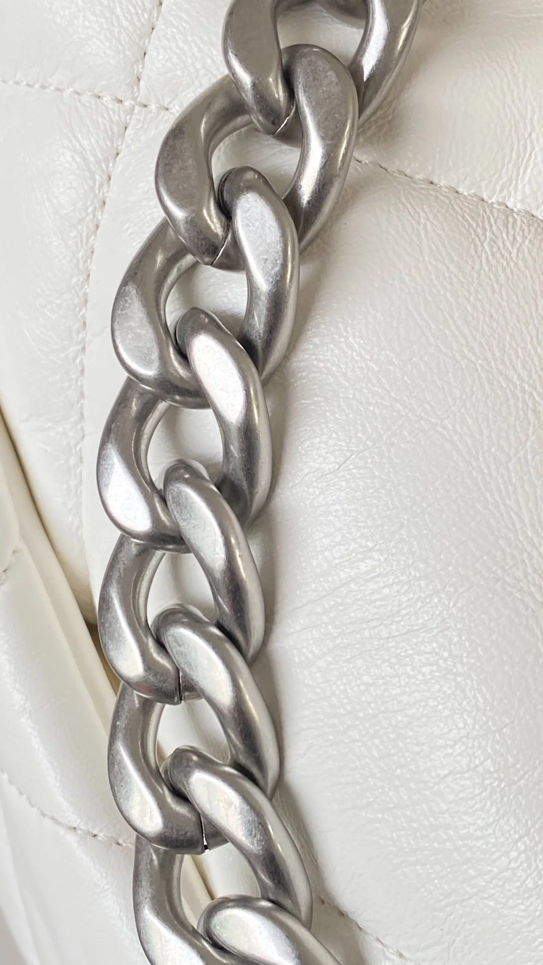 샤넬 19백 미디움 램스킨 화이트 실버