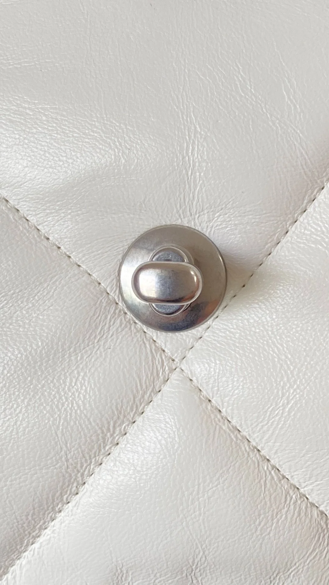 샤넬 19백 미디움 램스킨 화이트 실버