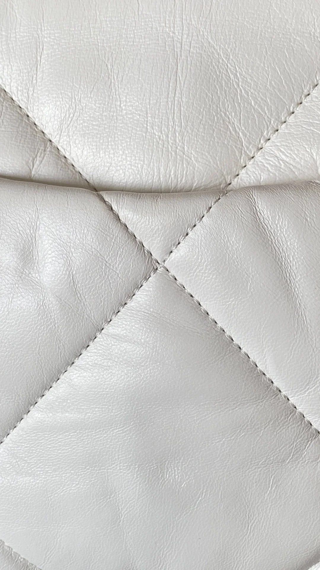 샤넬 19백 미디움 램스킨 화이트 실버