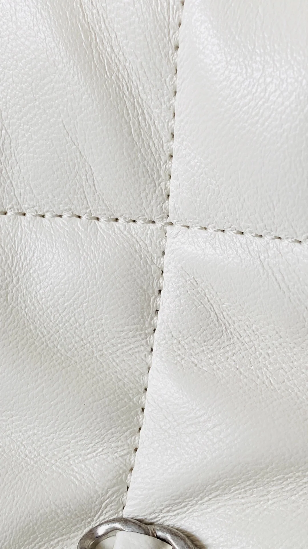 샤넬 19백 미디움 램스킨 화이트 실버