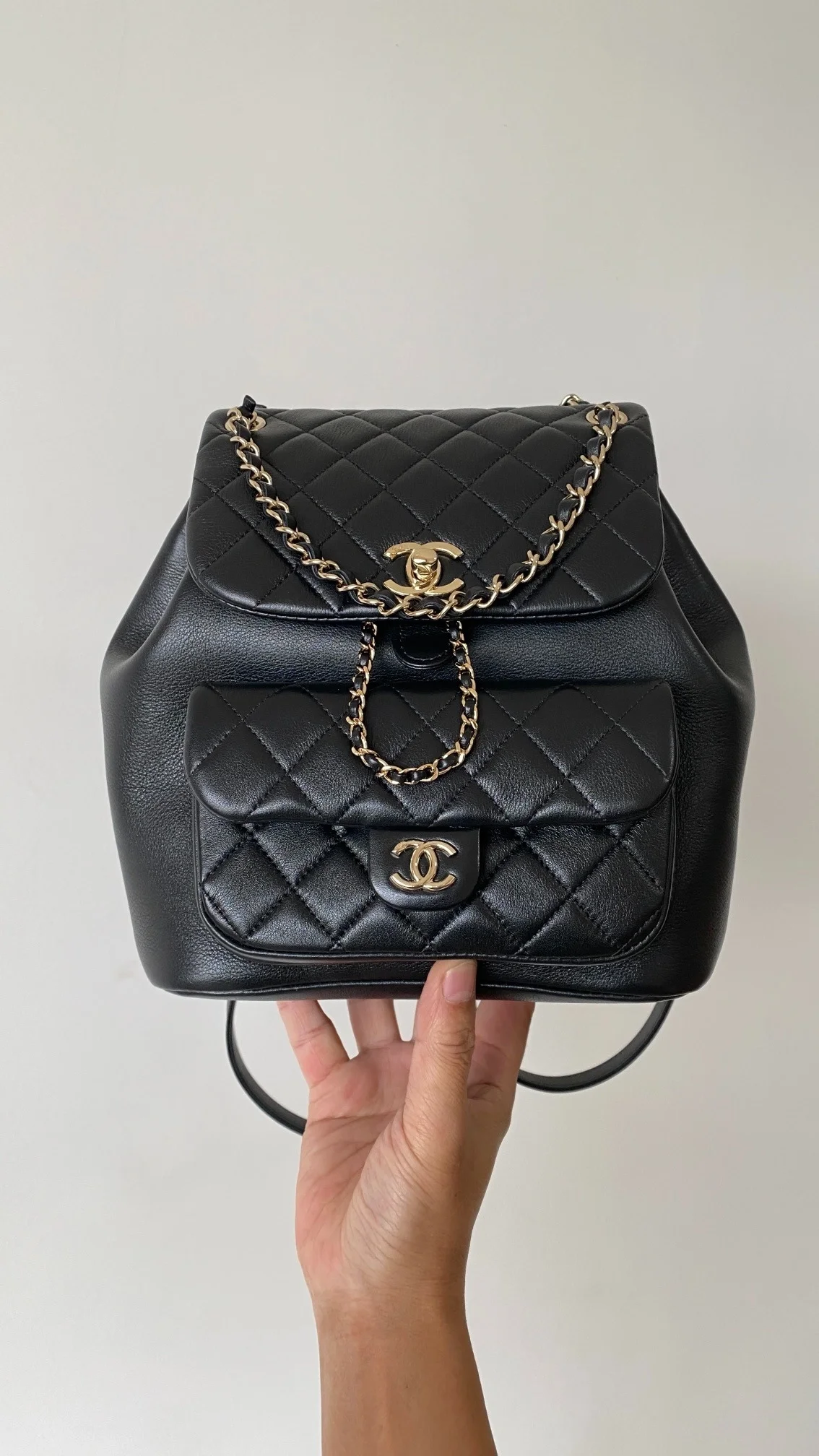 샤넬 원 포켓 듀마 백팩 미디움 카프스킨 블랙