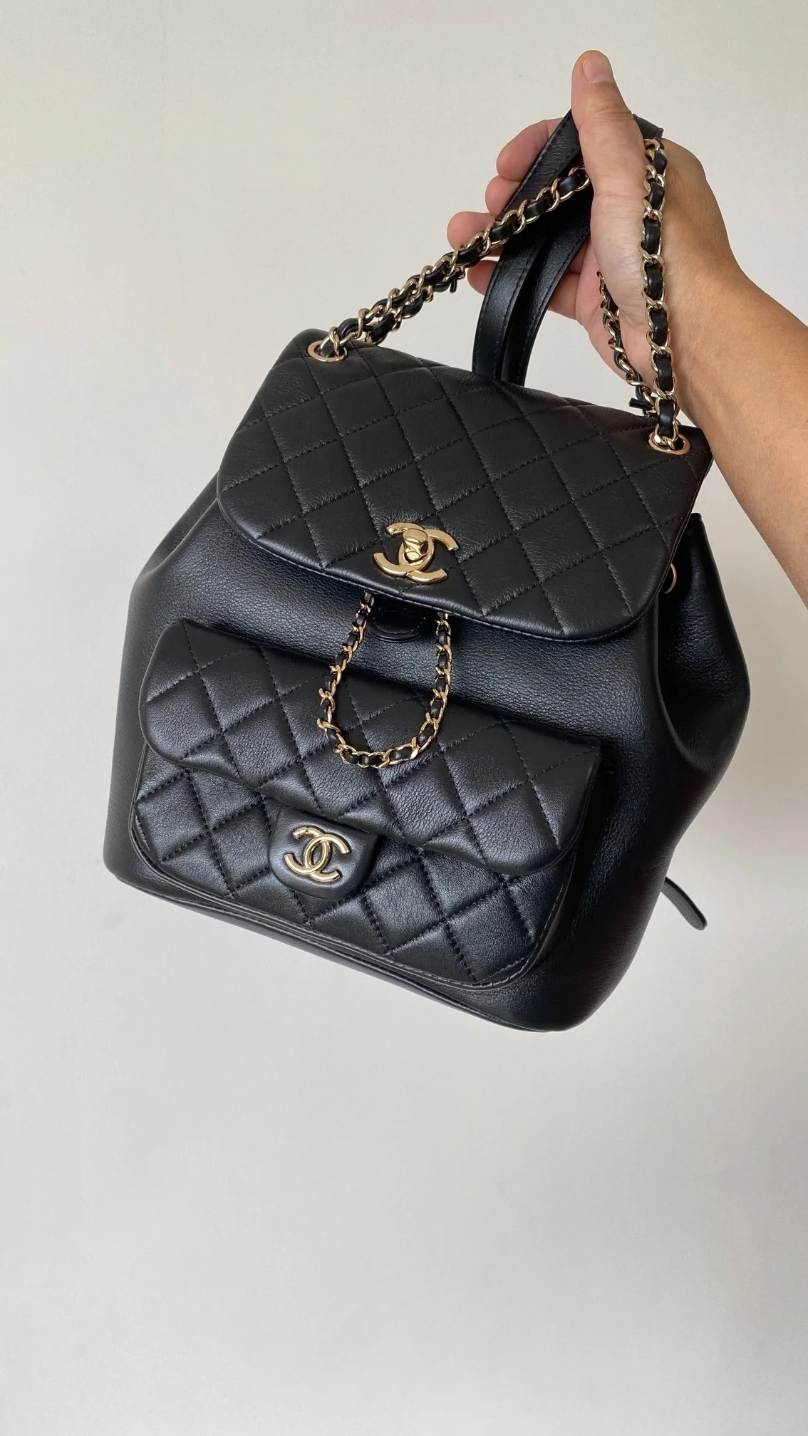 샤넬 원 포켓 듀마 백팩 미디움 카프스킨 블랙