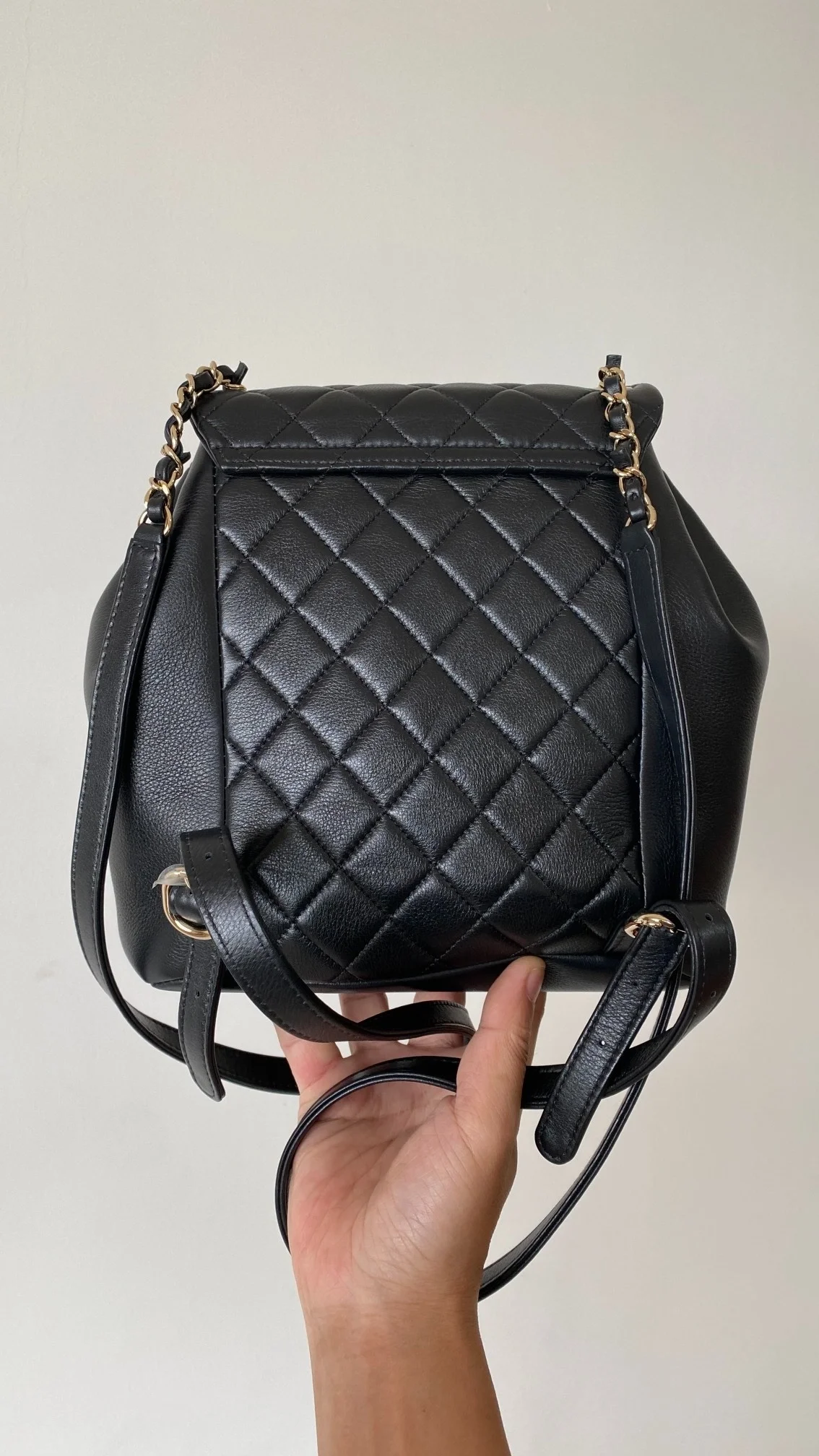 샤넬 원 포켓 듀마 백팩 미디움 카프스킨 블랙