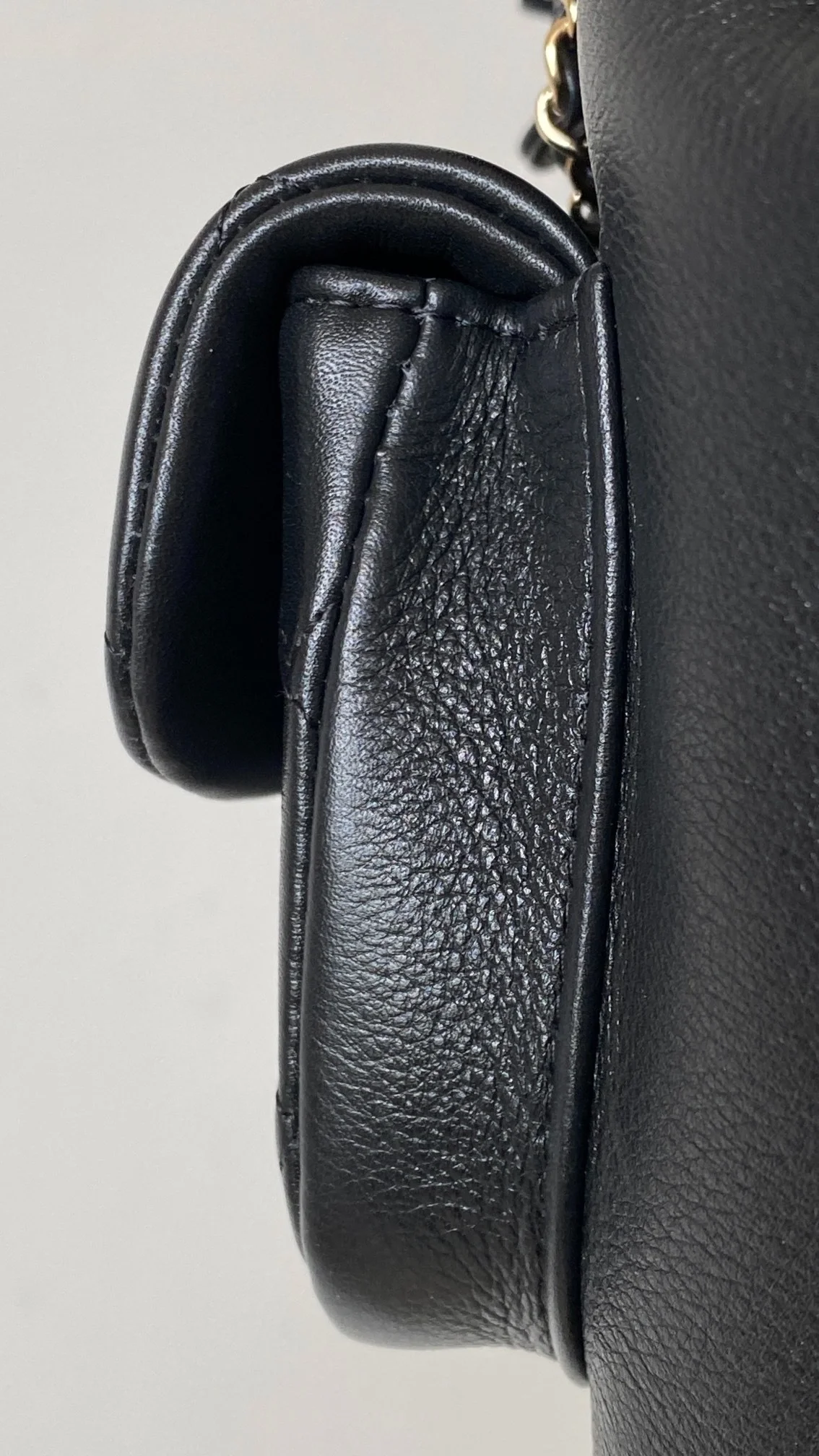 샤넬 원 포켓 듀마 백팩 미디움 카프스킨 블랙