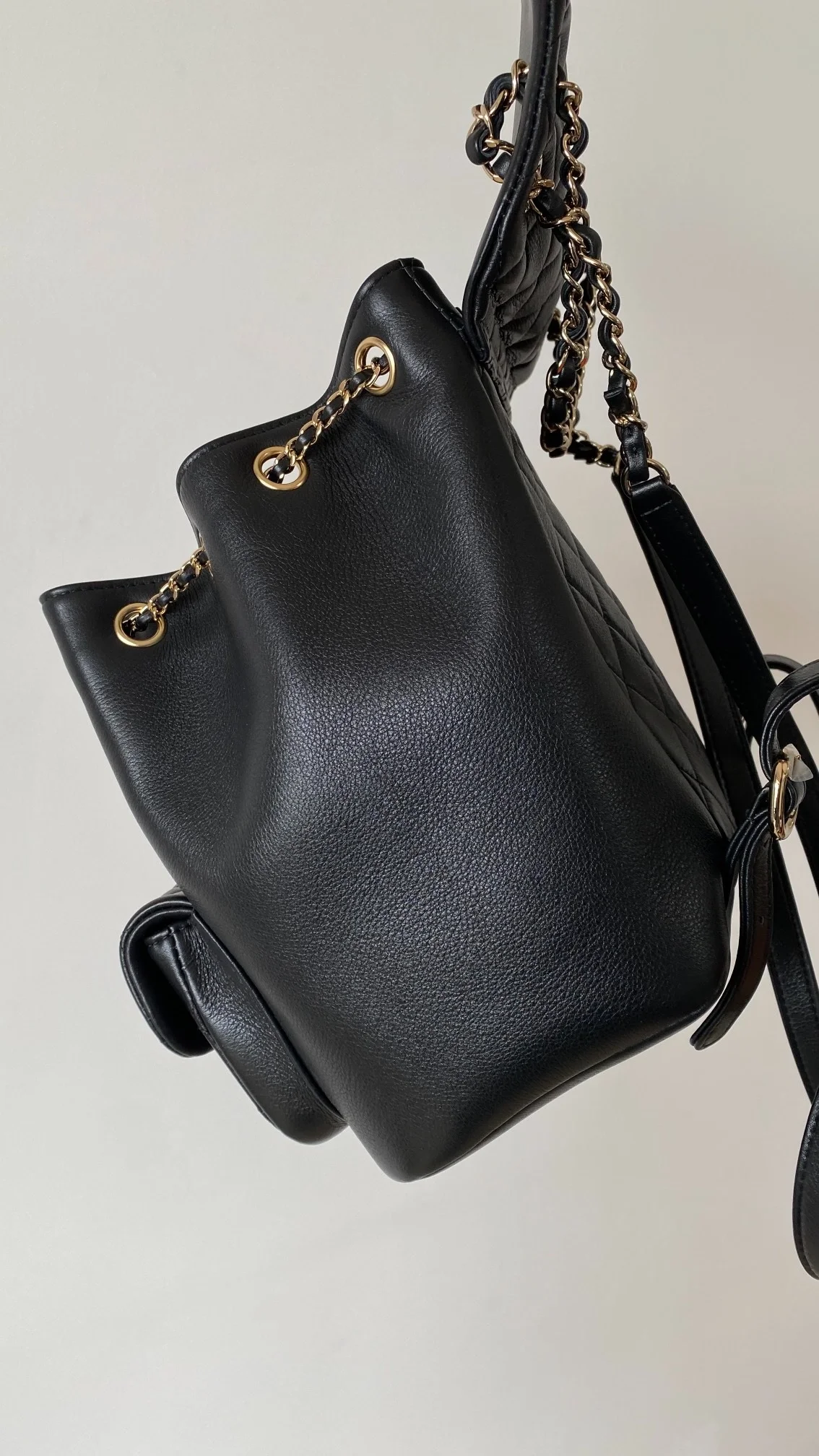 샤넬 원 포켓 듀마 백팩 미디움 카프스킨 블랙