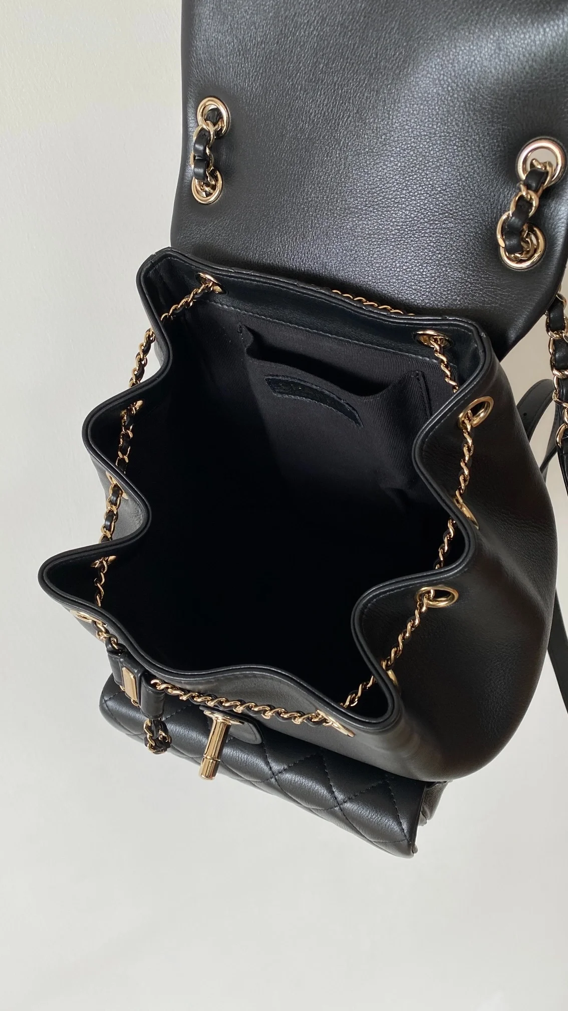 샤넬 원 포켓 듀마 백팩 미디움 카프스킨 블랙