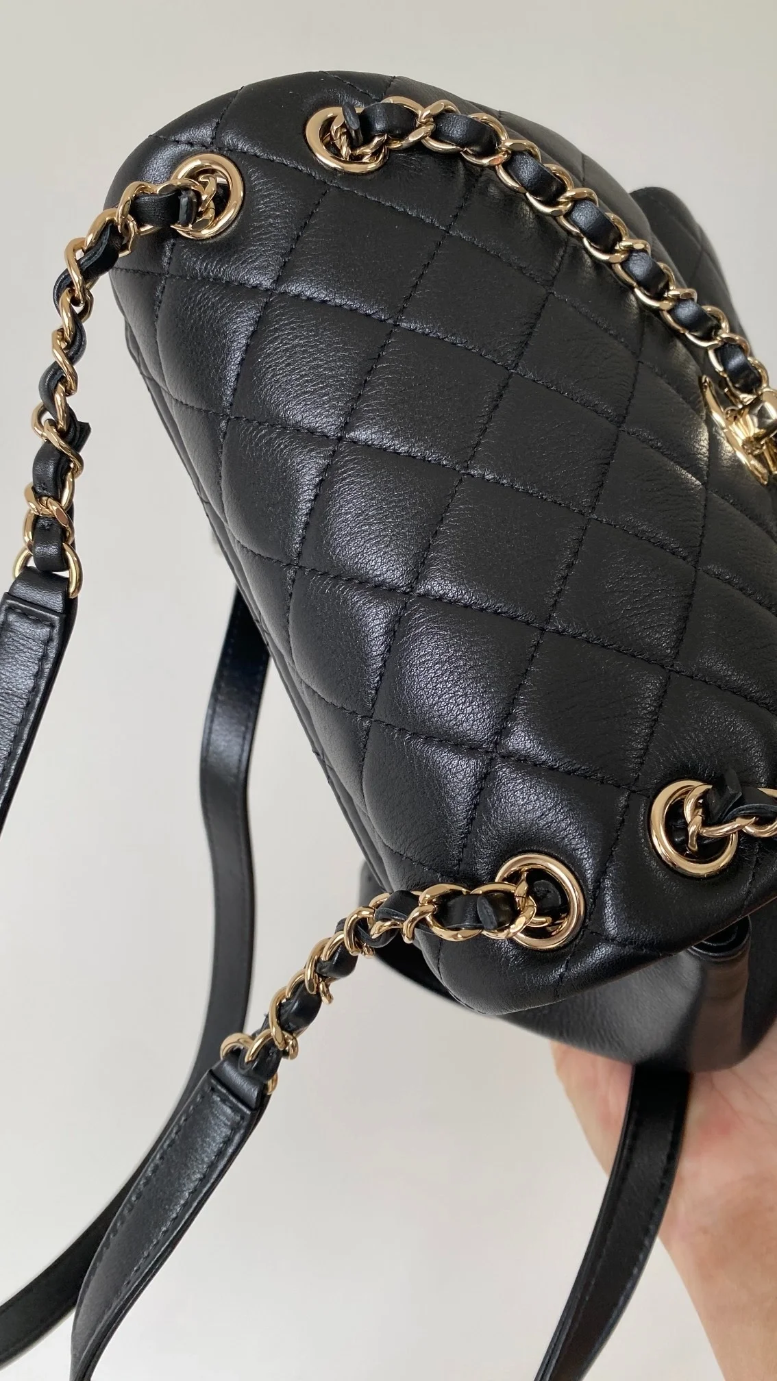 샤넬 원 포켓 듀마 백팩 미디움 카프스킨 블랙